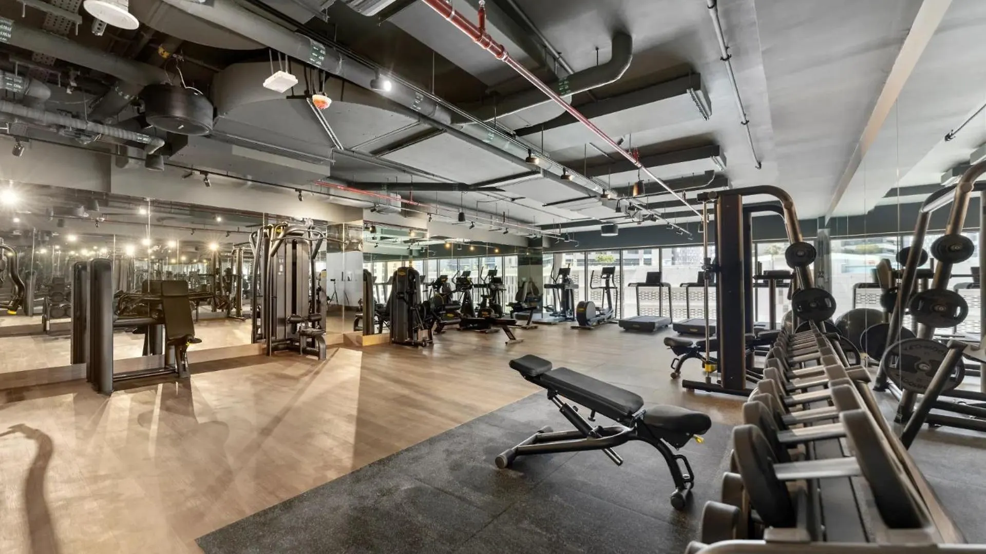 Luxurious New Studio! 2 Double Beds! Sleek Design & High-End Amenities In Dubai Downtown Apartment