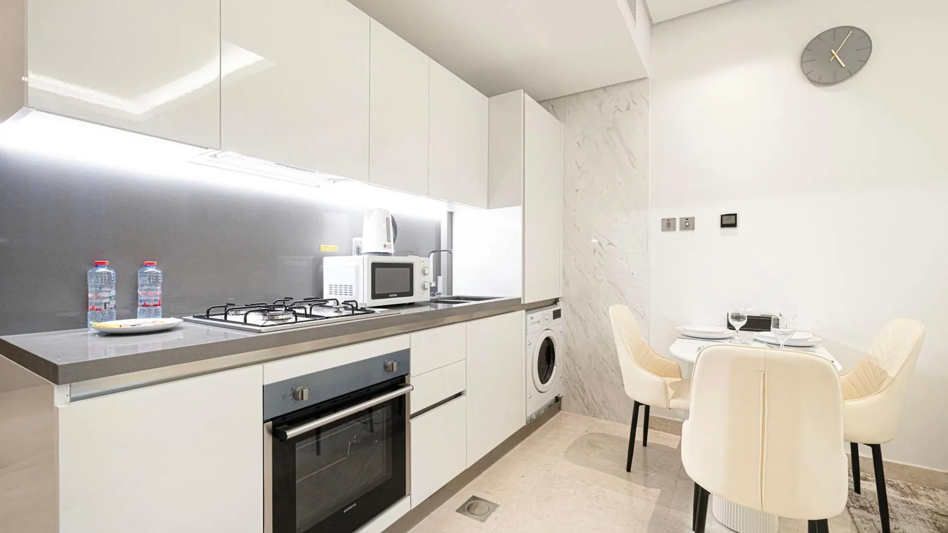 Luxurious New Studio! 2 Double Beds! Sleek Design & High-End Amenities In Dubai Downtown