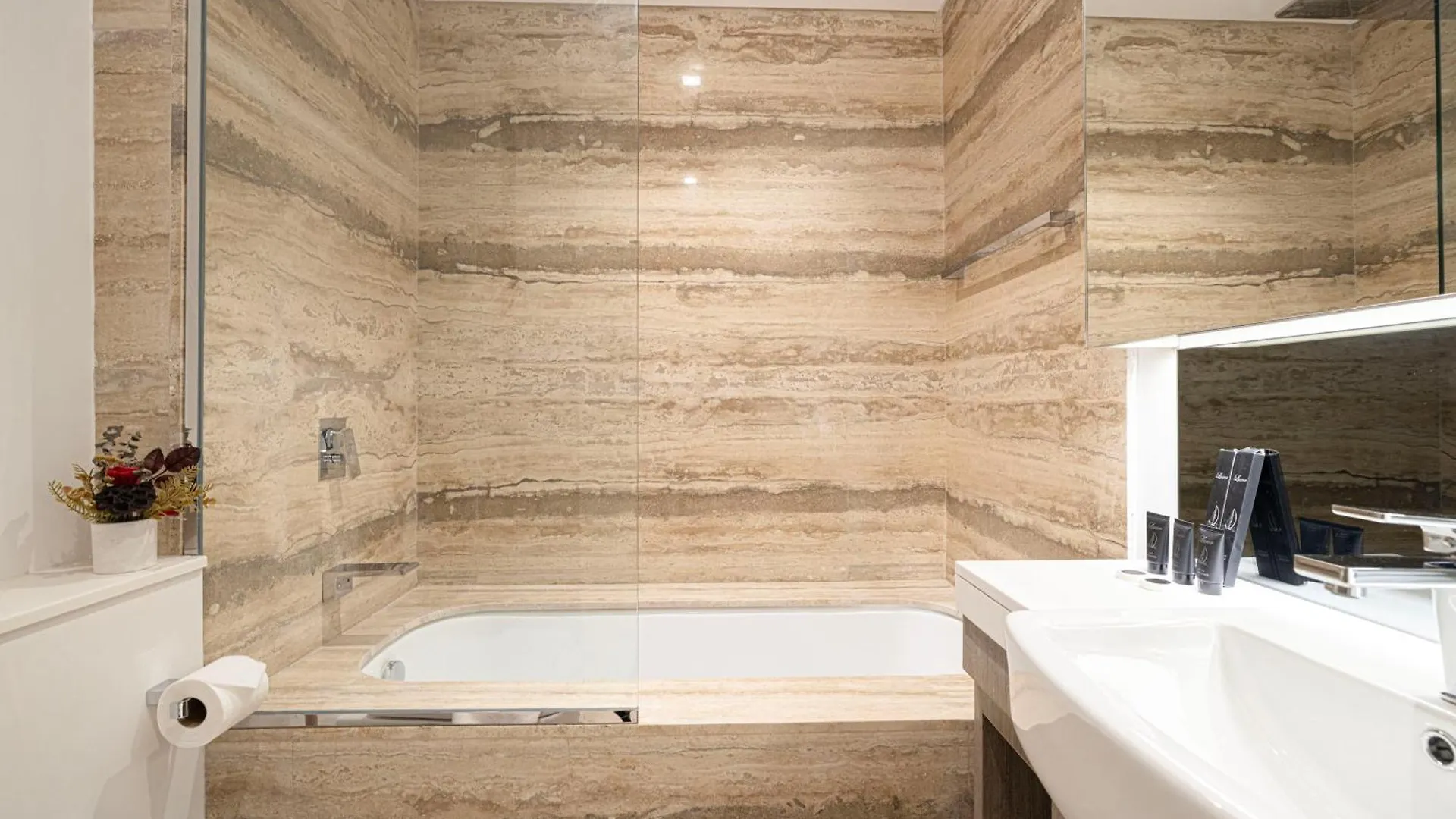 Luxurious New Studio! 2 Double Beds! Sleek Design & High-End Amenities In Dubai Downtown 0*,  United Arab Emirates