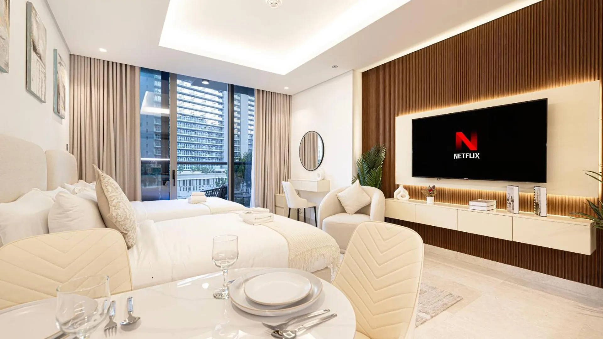 Luxurious New Studio! 2 Double Beds! Sleek Design & High-End Amenities In Dubai Downtown Apartment