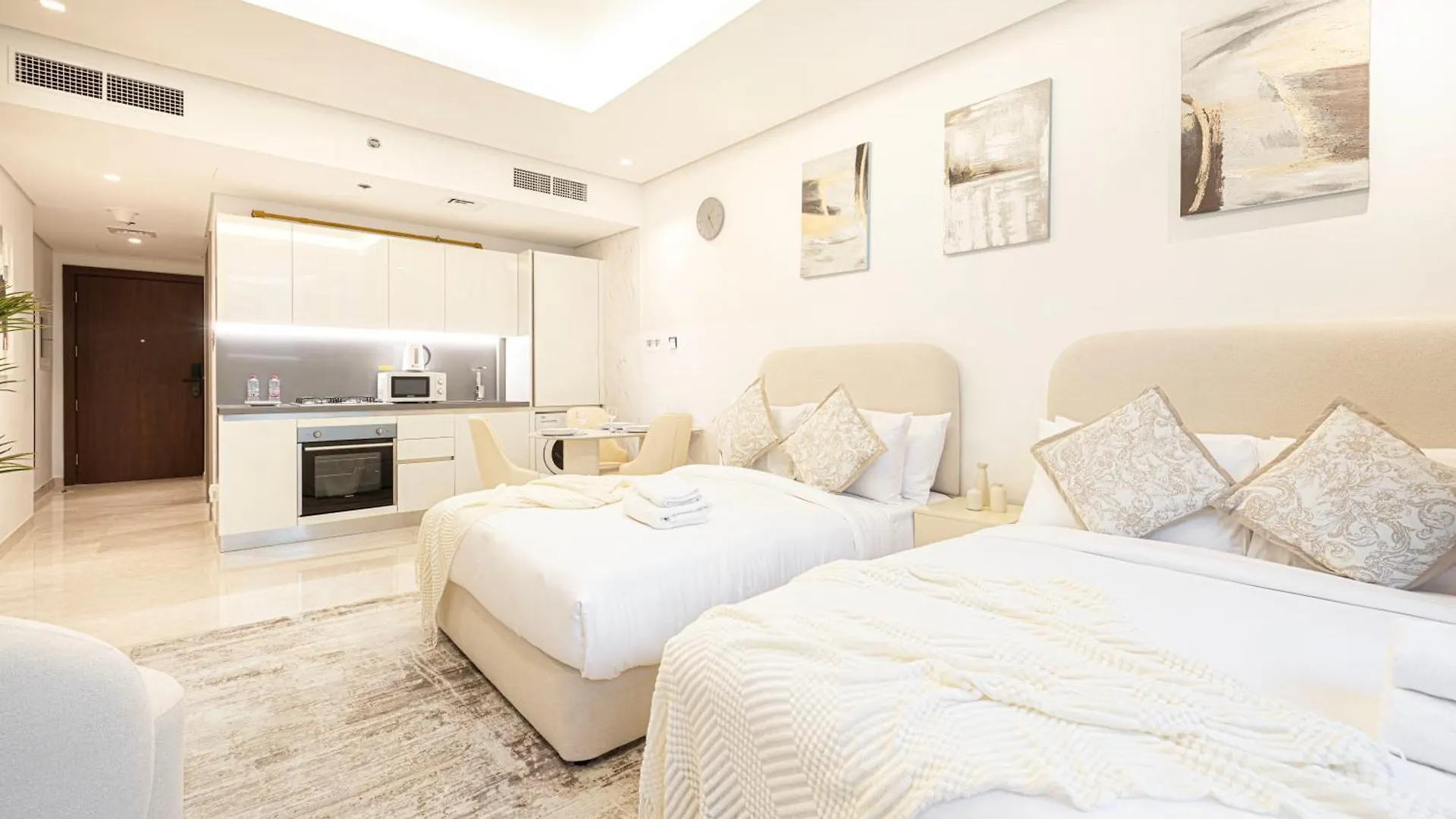 Luxurious New Studio! 2 Double Beds! Sleek Design & High-End Amenities In Dubai Downtown Apartment